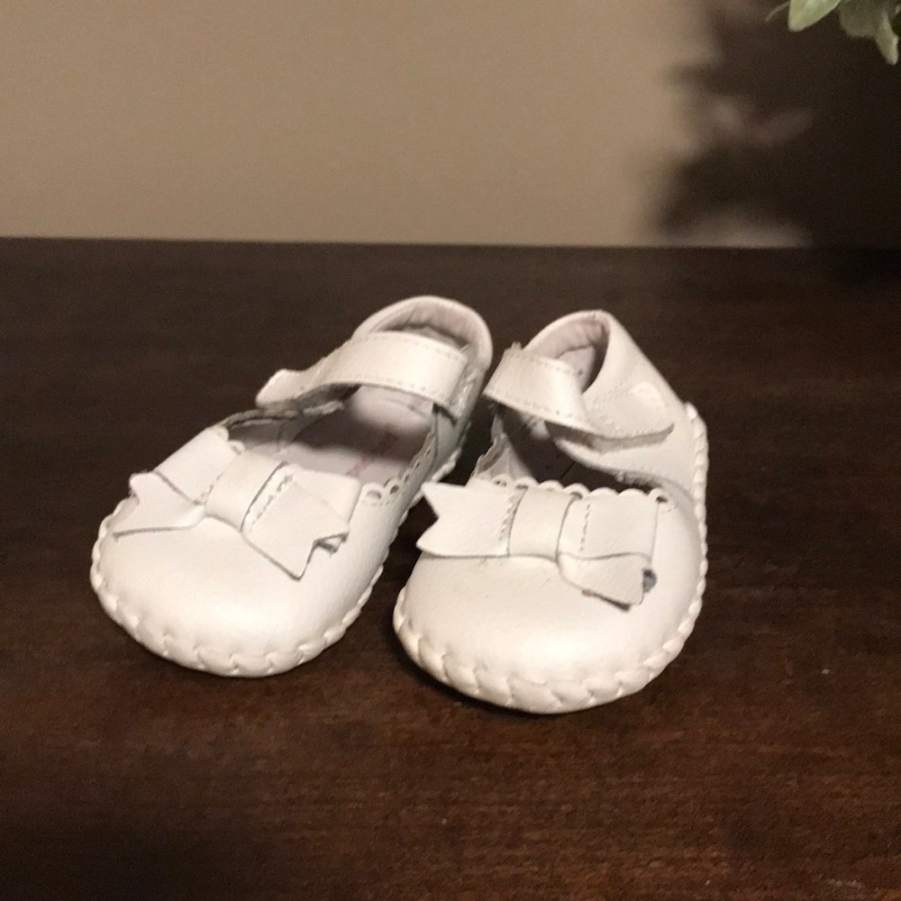 Pedi per white baby Mary Jane with bow leather